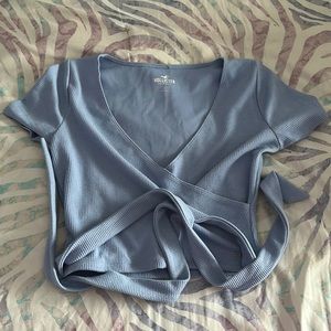 Hollister short sleeve with a tie to tie in the back or the front.